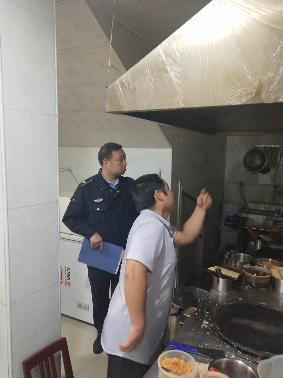 执法人员深入餐馆排查