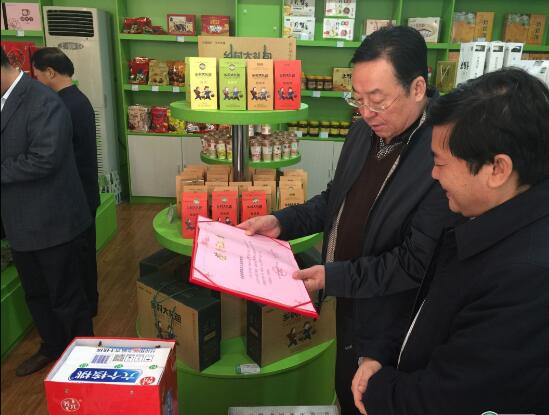 李建明副市长拿着康森农业公司的金口碑农产品证书.jpg
