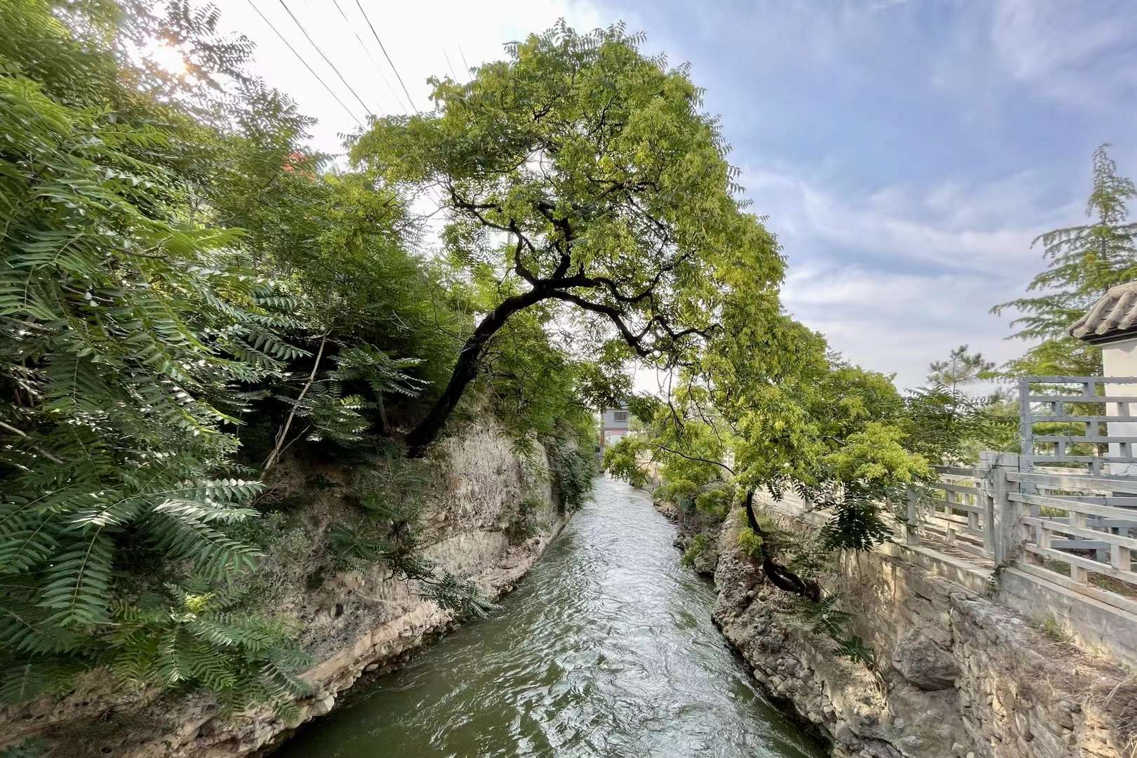 ֣