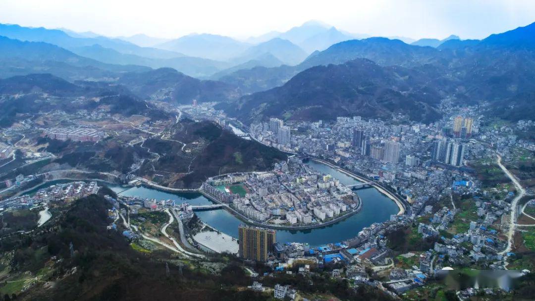 6969岚皋县地处巴山腹地,南依巴山,北临汉江,素有"巴山画廊"之称