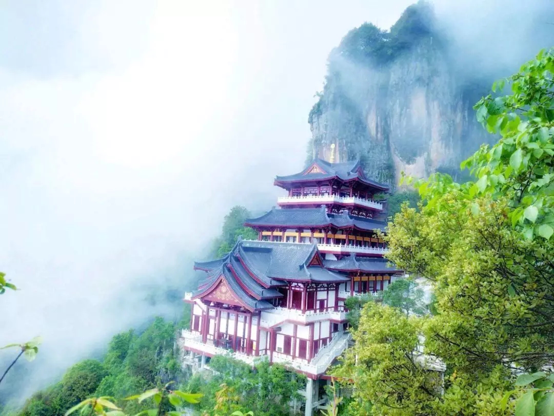 岚皋县地处巴山腹地,南依巴山,北临汉江,素有"巴山画廊"之称,是陕南